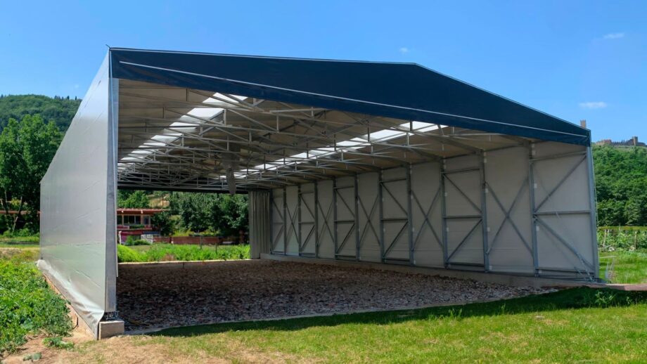 Tunnel in carpenteria metallica con copertura in PVC: una soluzione economica, resistente e flessibile
