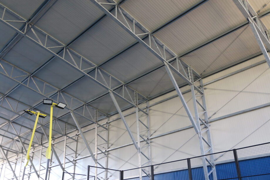Capannoni in carpenteria metallica con pannelli sandwich: stabilità, sicurezza e praticità